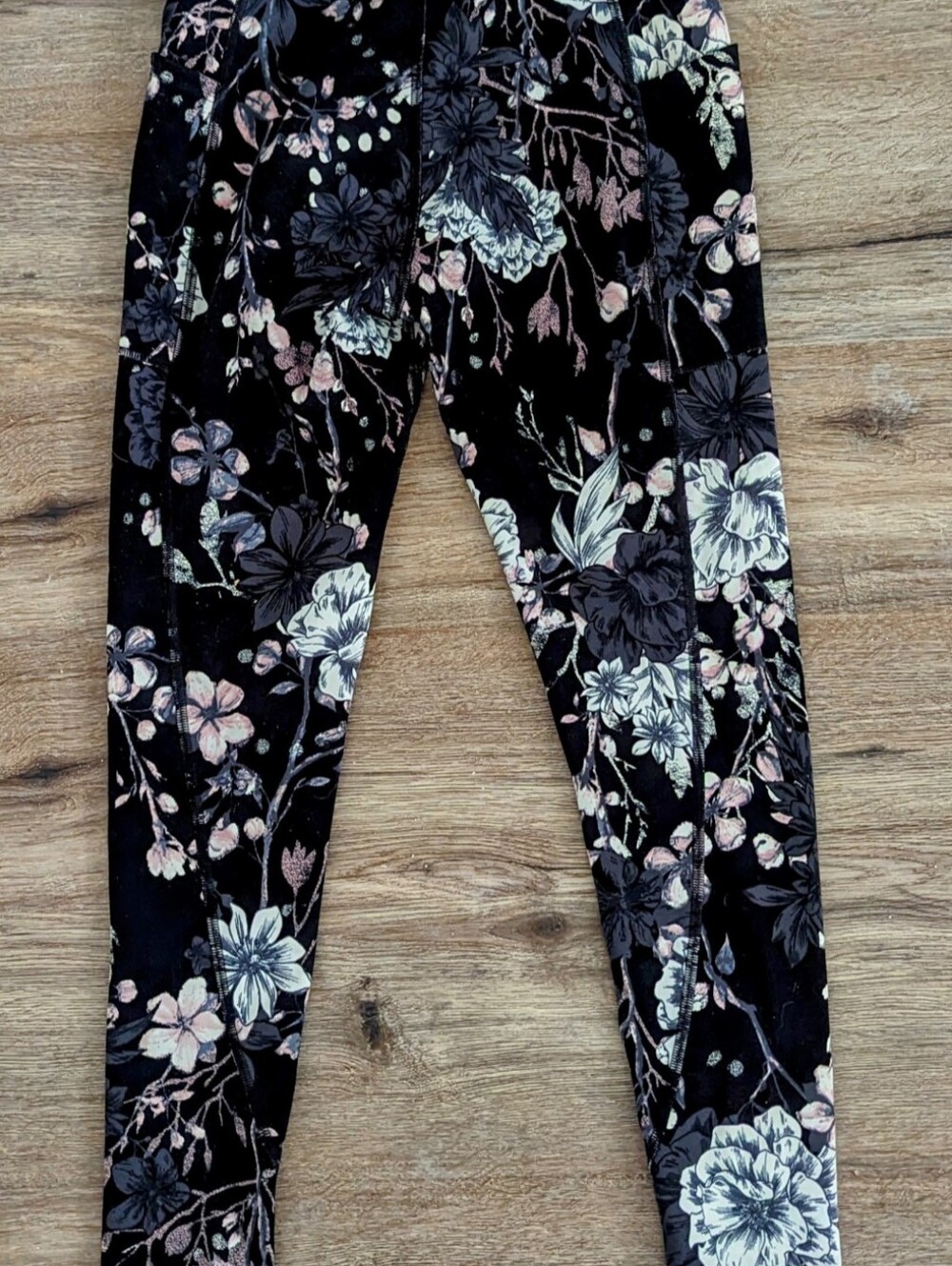 Victoria's Secret Floral Leggings in size S/M side & key pocket Like New